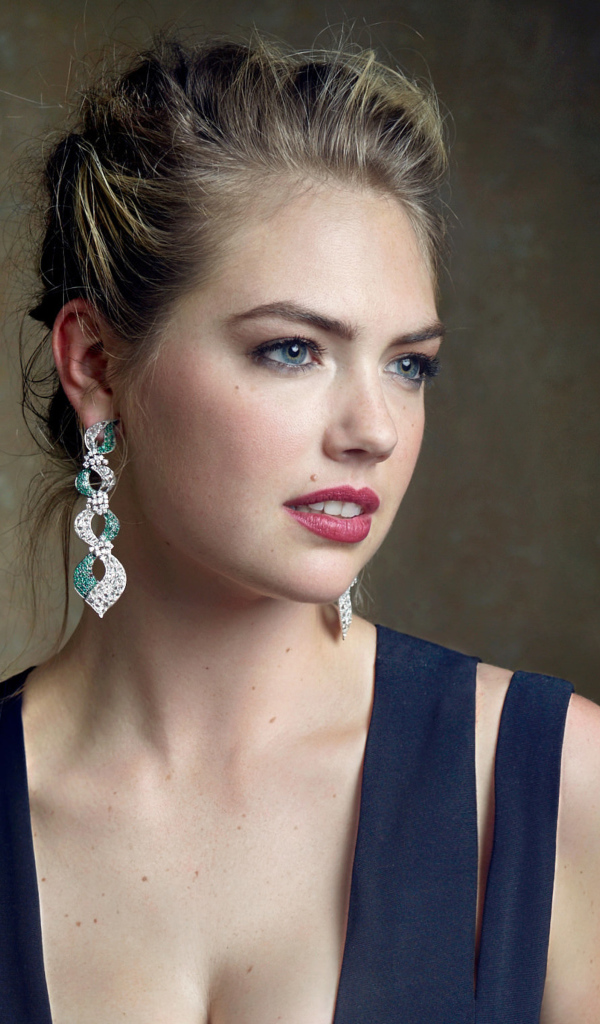 Красивая актриса Кейт Аптон с большими серьгами