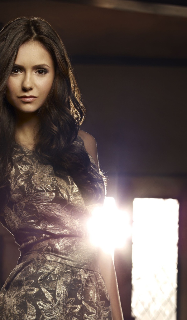 Красивая актриса Нина Добрев в платье