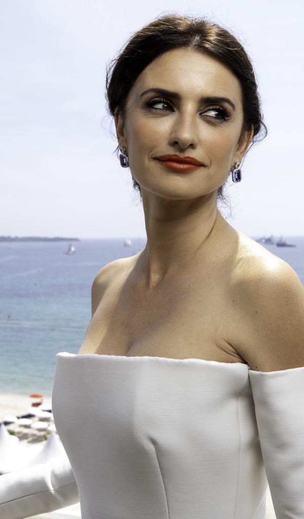 Красивая актриса Пенелопа Крус в белом платье