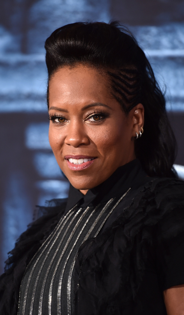 Красивая актриса Реджина Кинг в черном наряде