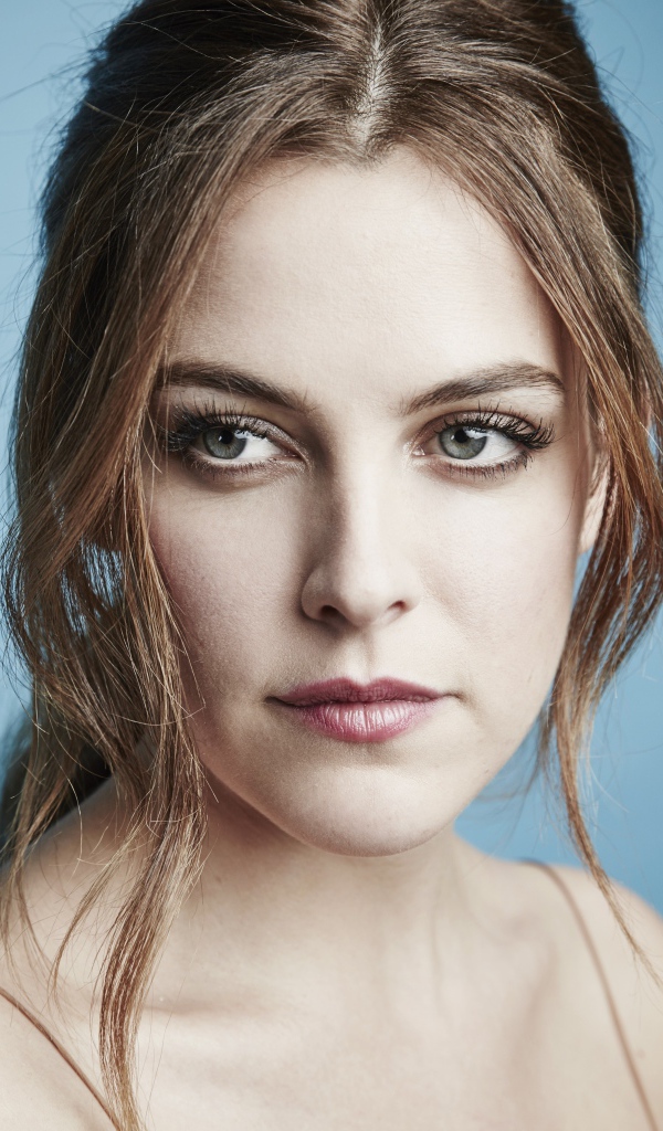 Красивая актриса Райли Кио фото на голубом фоне