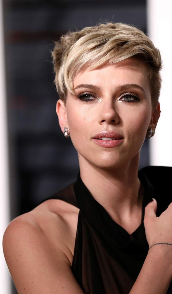 Красивая актриса Скарлетт Йоханссон с короткой стрижкой