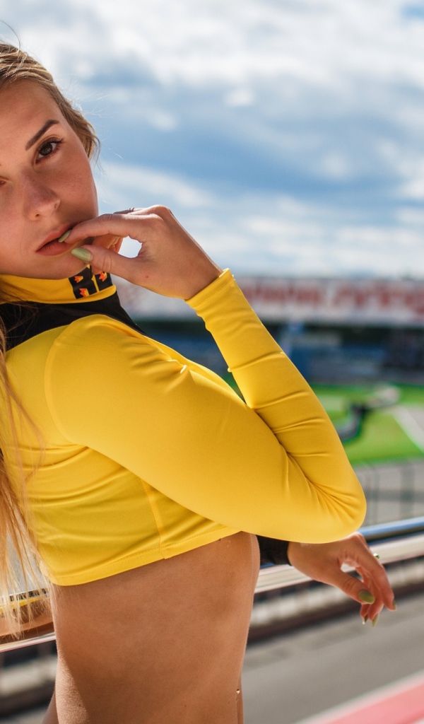 Красивая спортивная девушка блондинка на стадионе