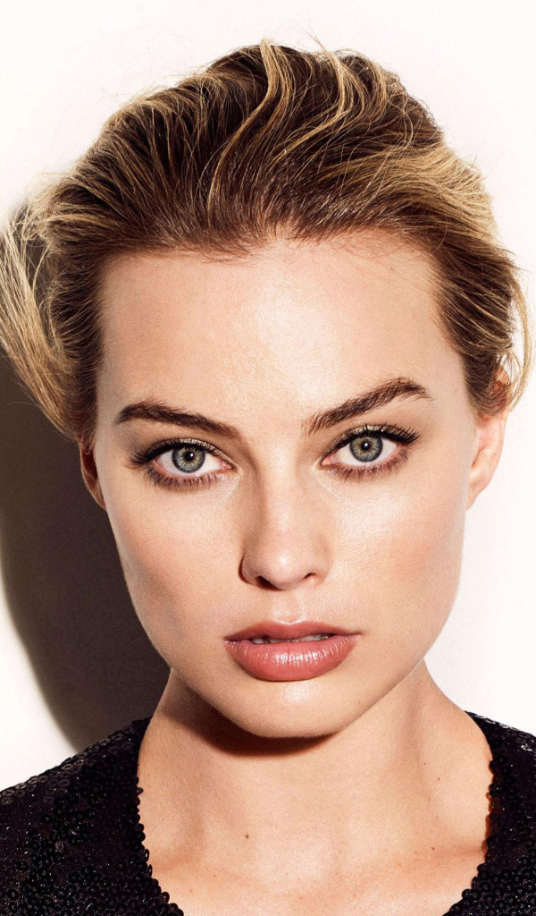 Красивая блондинка, актриса Марго Робби на белом фоне