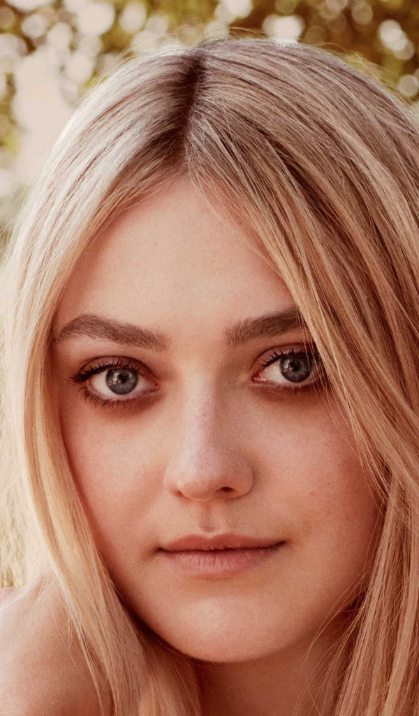 Красивая блондинка, популярная актриса Дакота Фэннинг