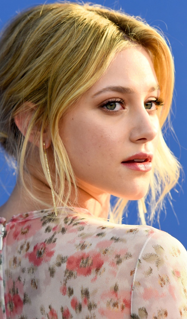 Красивая блондинка актриса Лили Рейнхарт