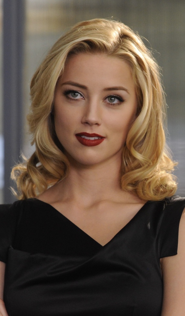 Красивая блондинка с красными губами, актриса Эмбер Хёрд