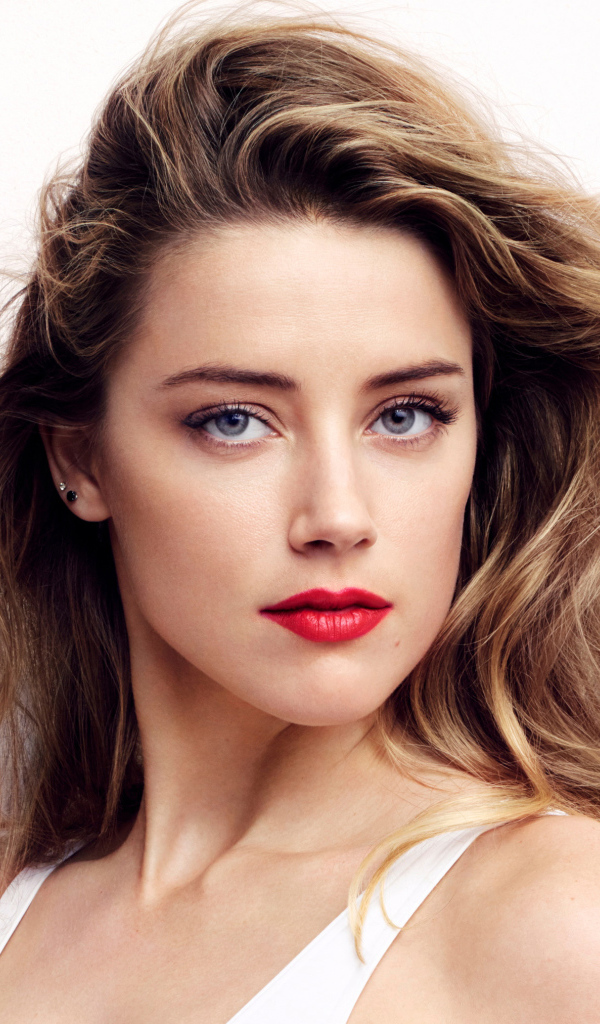 Красивая голубоглазая блондинка, актриса Эмбер Хёрд