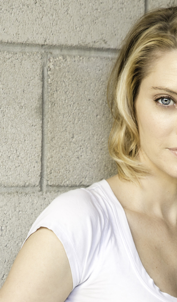 Красивая голубоглазая блондинка, актриса Эйприл Боулби