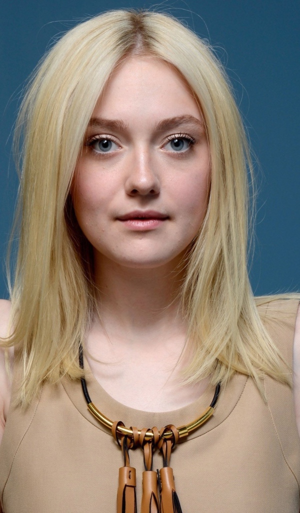 Красивая голубоглазая блондинка,  актриса Дакота Фэннинг