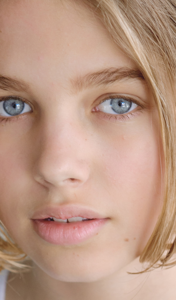 Красивая голубоглазая девушка, австралийская актриса Тиган Крофт