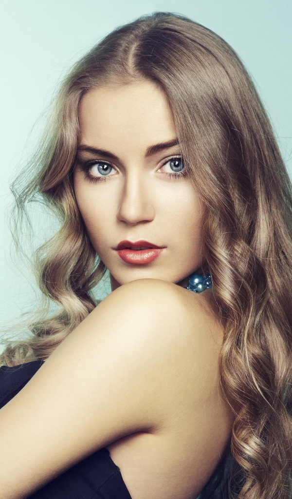Красивая голубоглазая девушка, актриса Арина Постникова