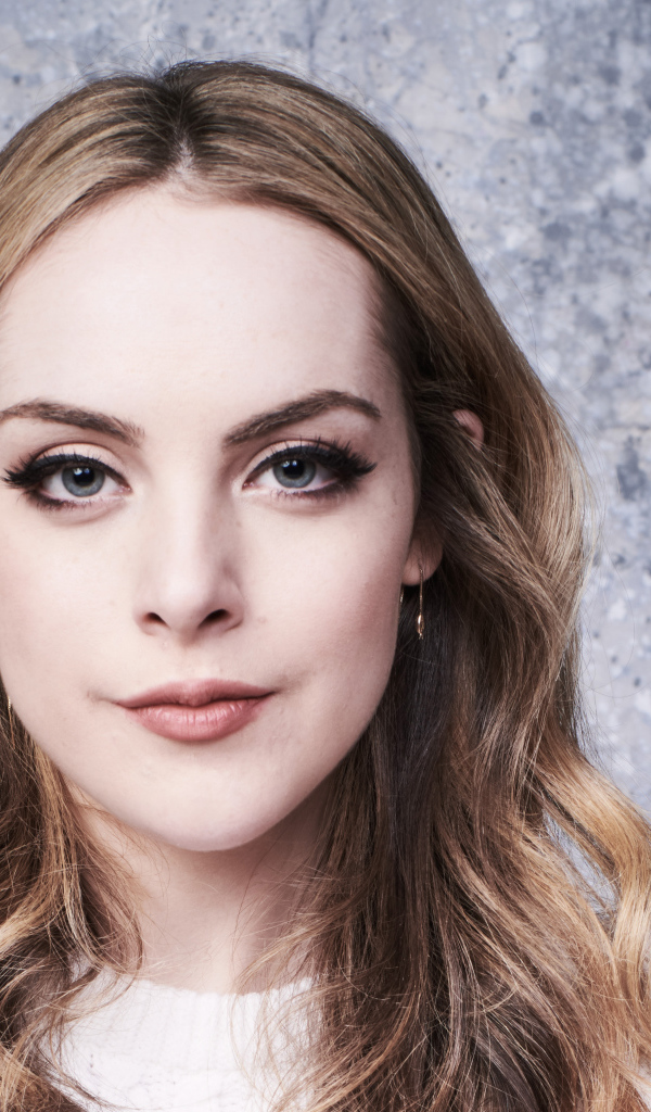 Красивая голубоглазая длинноволосая девушка, актриса Элизабет Гиллис 2018