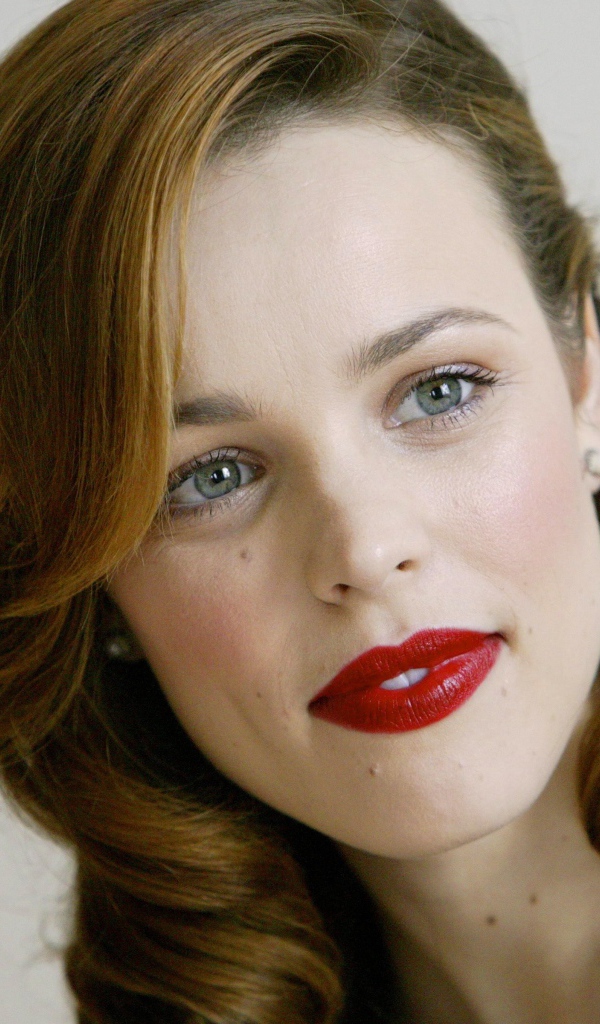 Красивая яркая актриса Рэйчел Макадамс на сером фоне