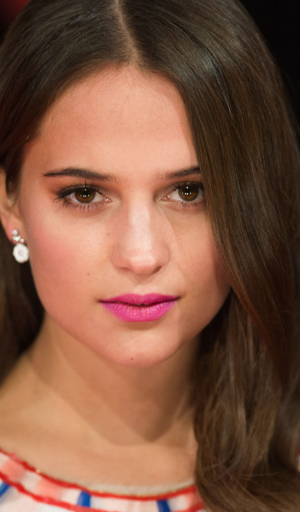 Красивая кареглазая девушка, актриса Алисия Викандер