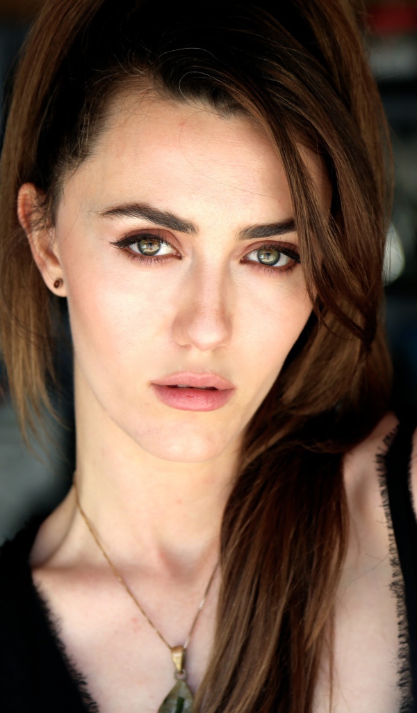 Красивая брюнетка актриса Мэйделин Зима