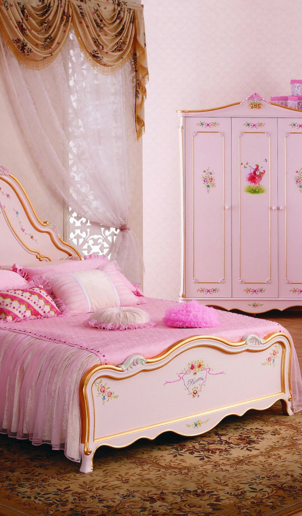 Красивая детская спальня для девочки в розовом платье