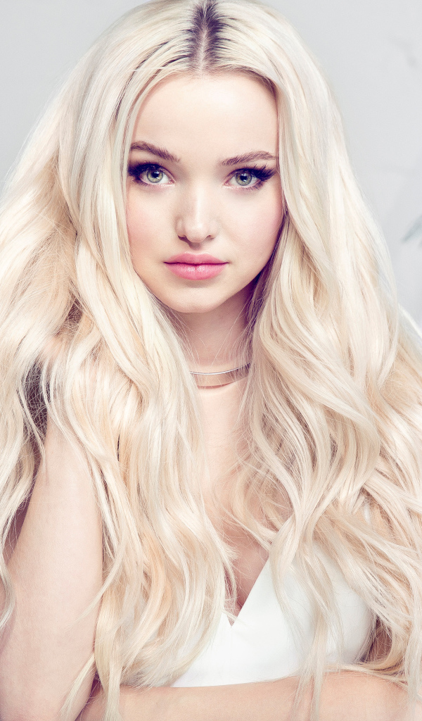 Красивая нежная блондинка, актриса Дав Кэмерон