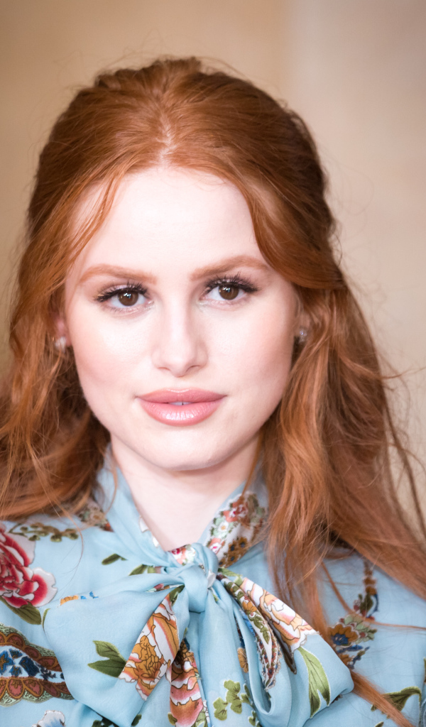 Красивая нежная рыжеволосая актриса Мэделин Петш