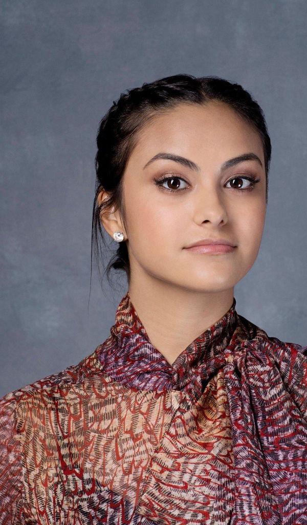 Красивая девушка, актриса Камила Мендес на сером фоне