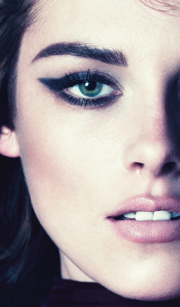 Красивая зеленоглазая актриса Кристен Стюарт фото крупным планом