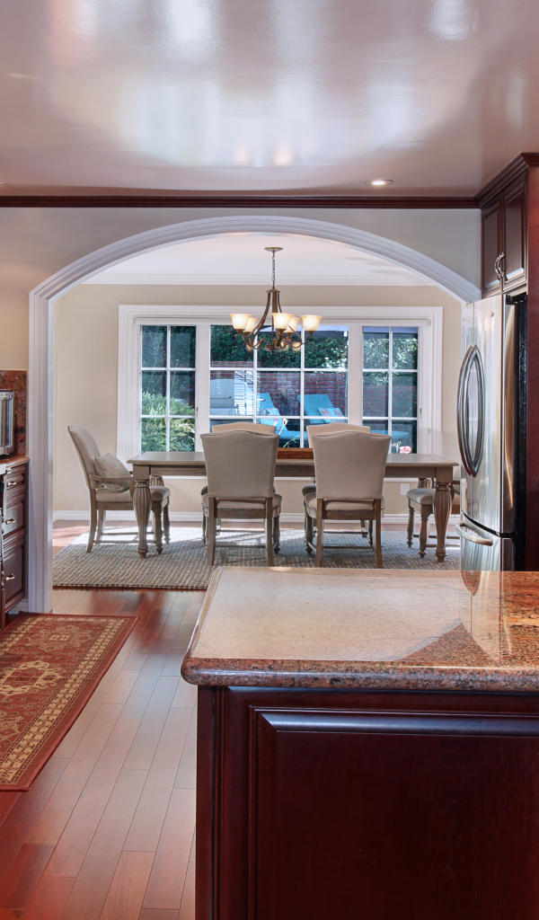 Красивая кухня с деревянной отделкой