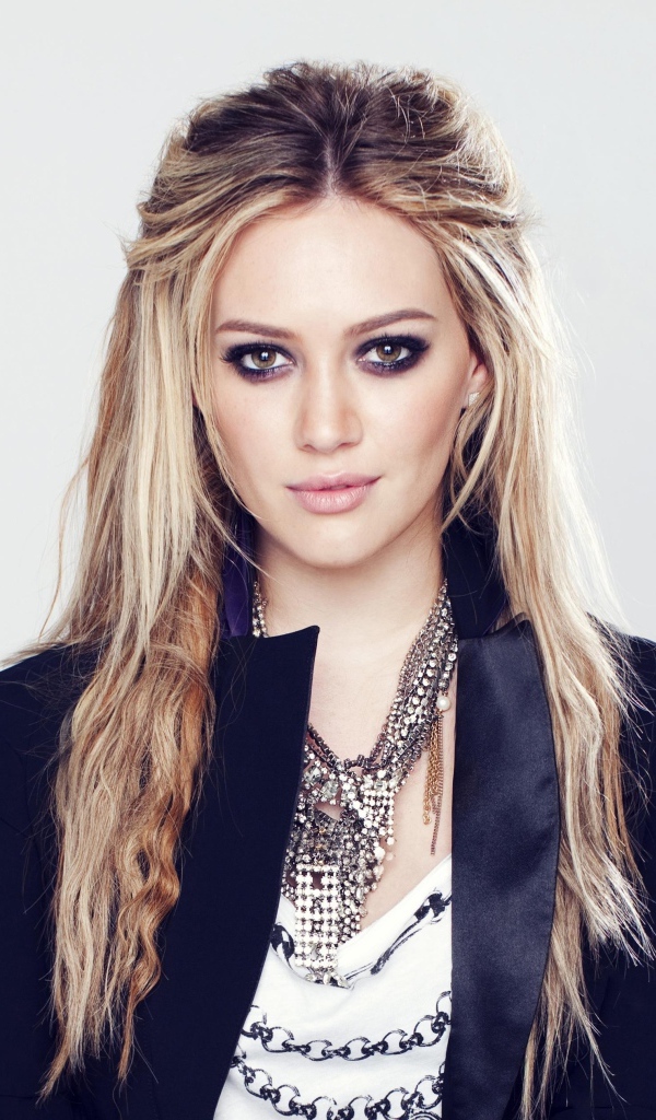 Красивая длинноволосая актриса Хилари Дафф