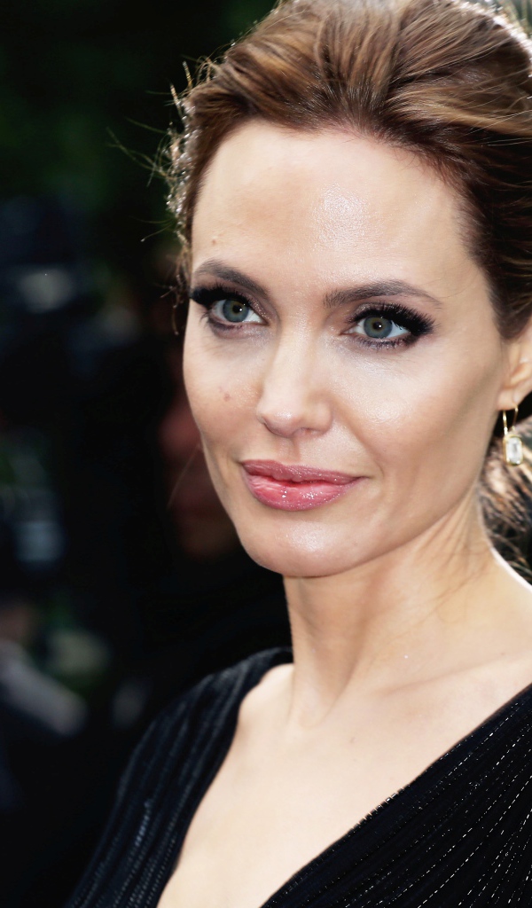 Красивая популярная актриса Анджелина Джоли в черном платье