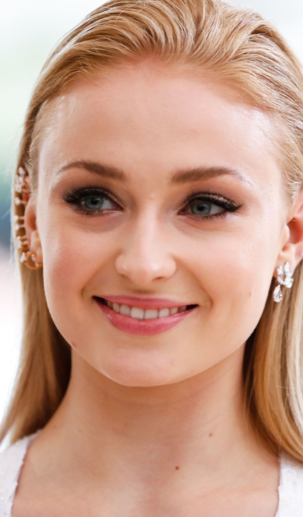 Красивая рыжеволосая актриса Софи Тёрнер с очаровательной улыбкой