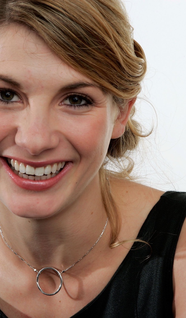 Красивая улыбающаяся актриса Джоди Уиттакер