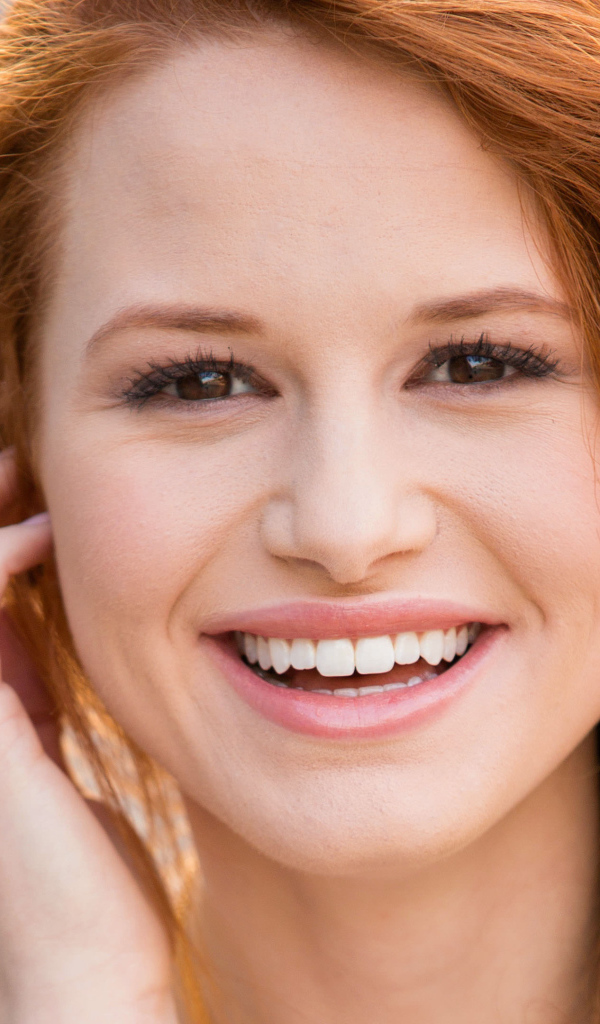 Красивая улыбающаяся актриса Мэделин Петш