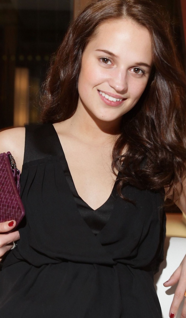 Красивая улыбающаяся девушка, актриса Алисия Викандер