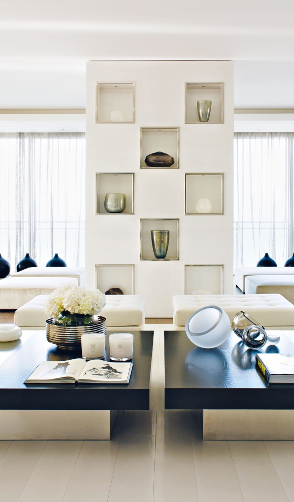 Красивая широкая гостиная с диванами