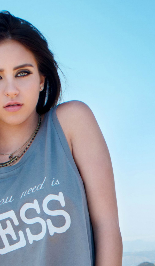 Красивая молодая актриса Райан Ньюман на фоне голубого неба