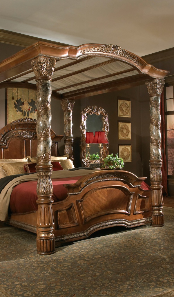 Спальня в старинном стиле с большой деревянной кроватью 