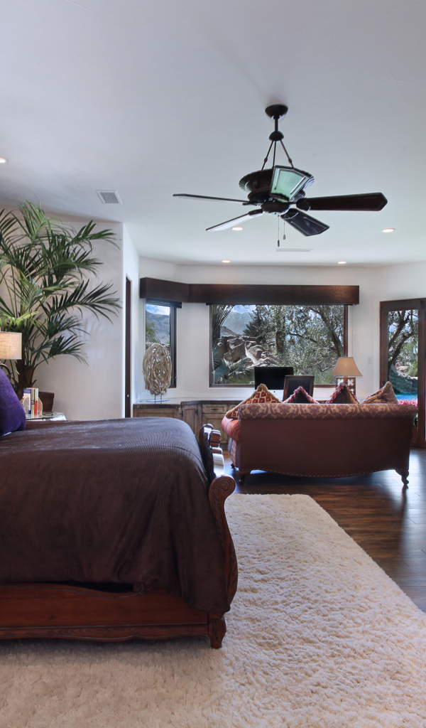 Спальная комната с большой кроватью с камином