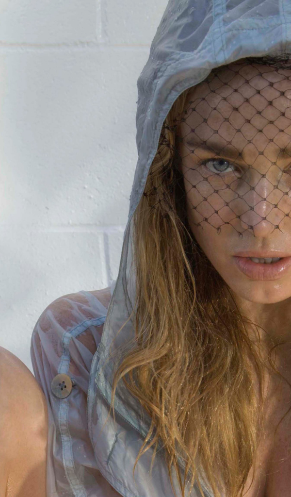 Девушка блондинка, актриса Кейти Лотц