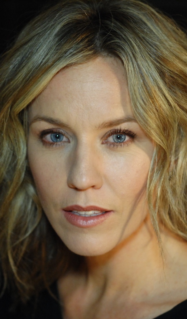 Голубоглазая блондинка, австралийская актриса Симона Макаллай