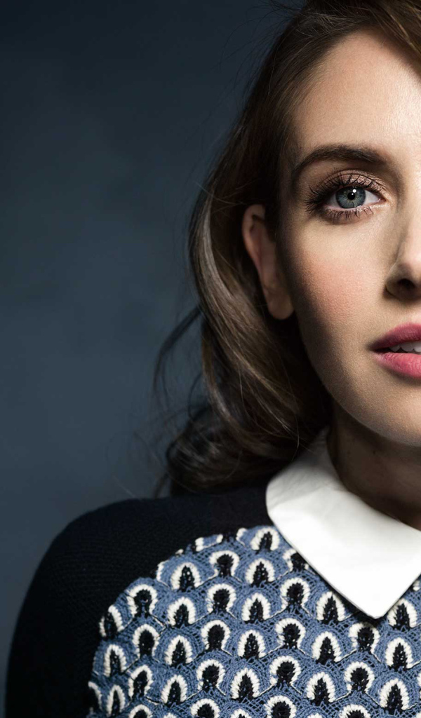 Голубоглазая брюнетка, актриса Элисон Бри