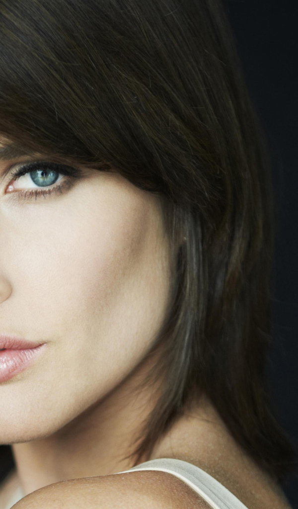 Голубоглазая брюнетка, актриса Коби Смолдерс