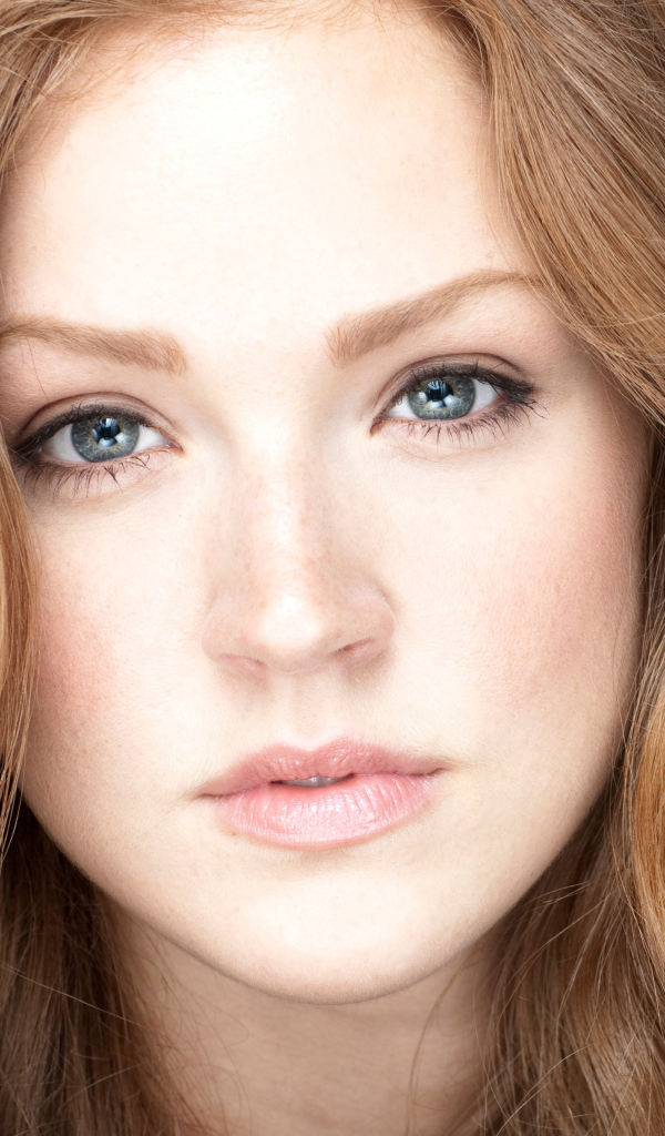 Голубоглазая длинноволосая девушка актриса Магги Джха