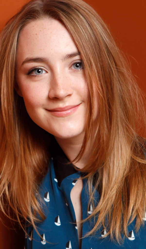 Голубоглазая популярная молодая актриса Сирша Ронан