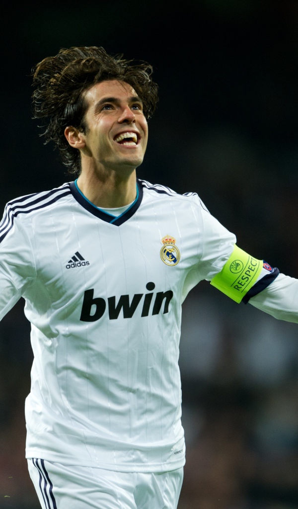 Бразильский футболист Кака радуется на поле