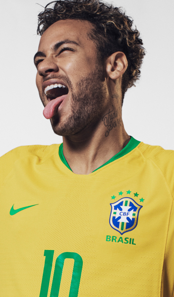 Бразильский футболист Неймар с высунутым языком