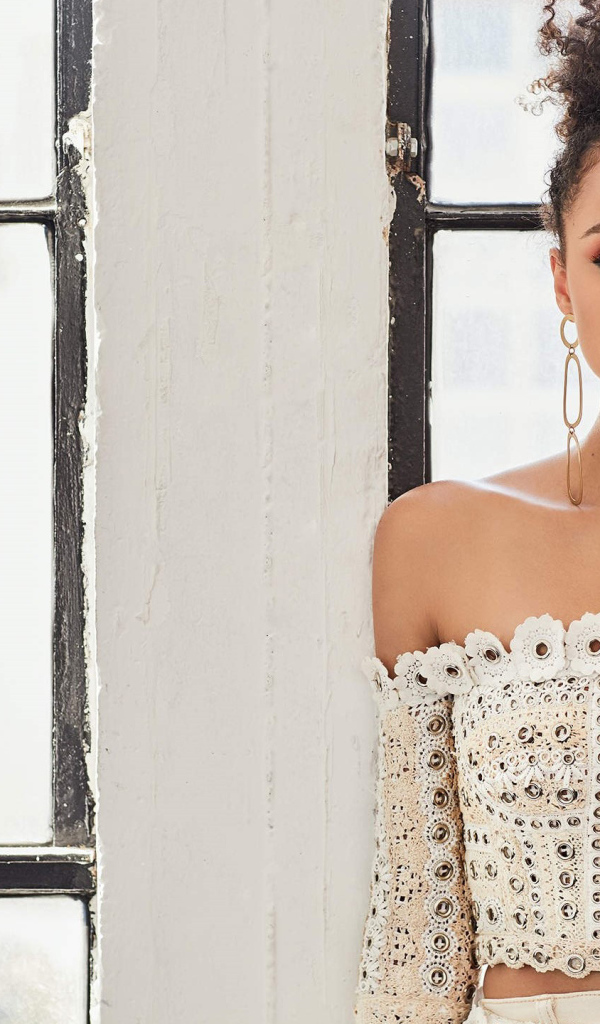 Яркая английская актриса Натали Эммануэль