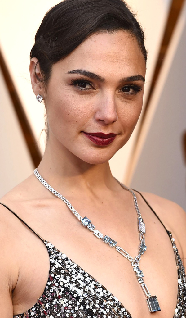 Яркая актриса Галь Гадот с ярким макияжем 