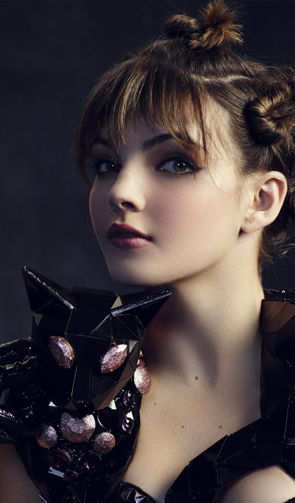 Яркая актриса Камрен Бикондова в черном наряде