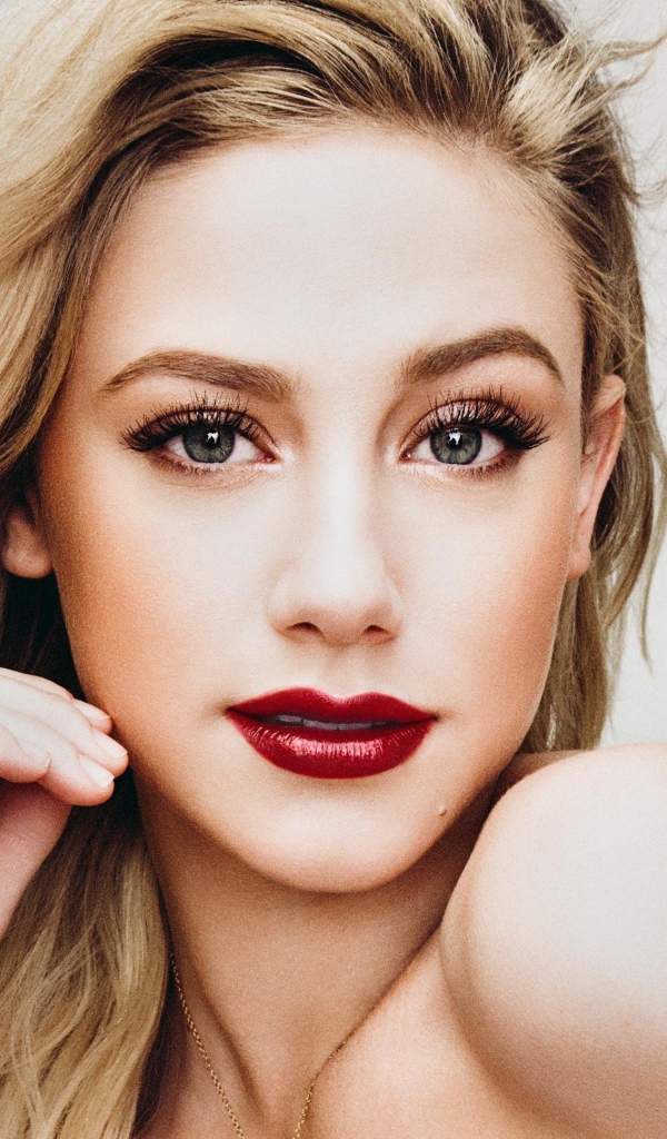 Яркая блондинка, актриса Лили Рейнхарт