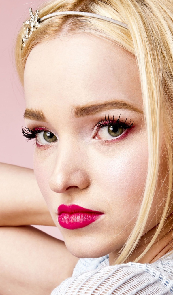 Яркая блондинка актриса Дав  Кэмерон