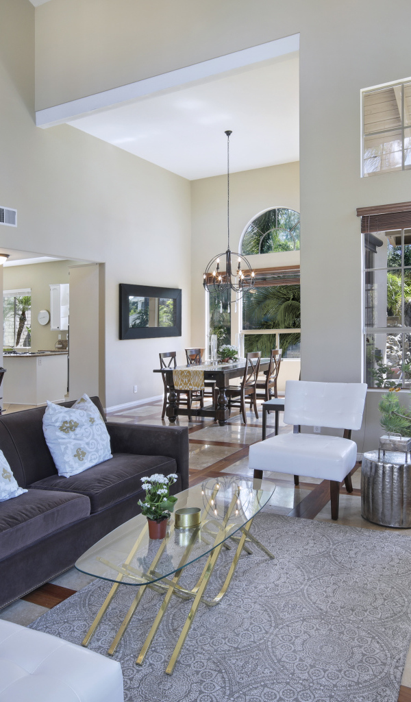 Светлая гостинная с камином и лестницей на второй этаж